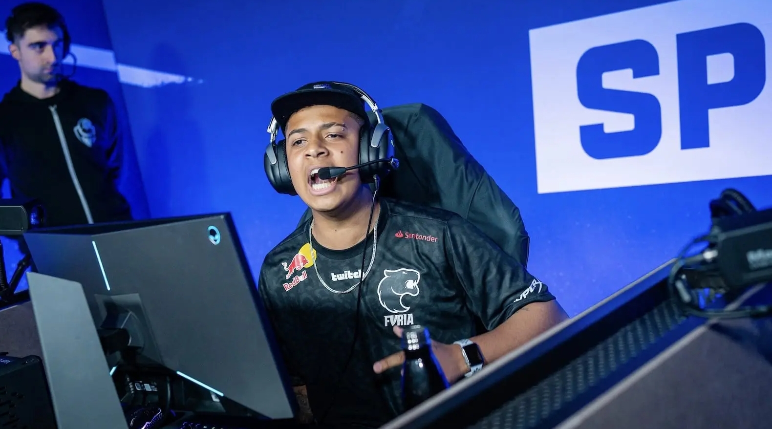 侧切入呼应 侧切入呼应